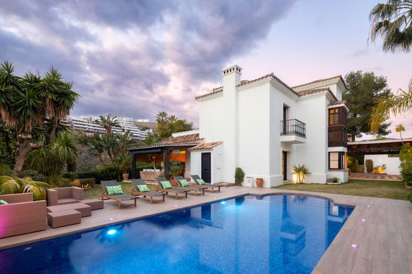 Charming Mediterranean Andalusian style villa in frontline golf in La Quinta, Benahavis
