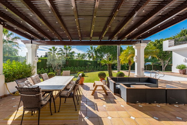 Elegant villa with Andalusian style in Sierra Blanca