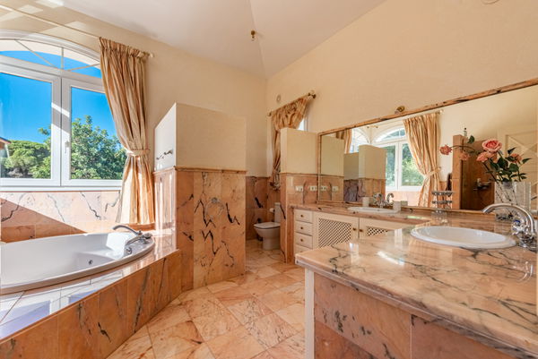 Elegant villa with Andalusian style in Sierra Blanca