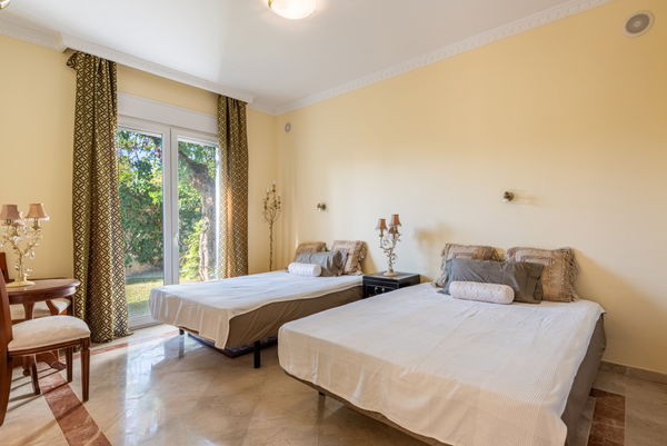 Elegant villa with Andalusian style in Sierra Blanca