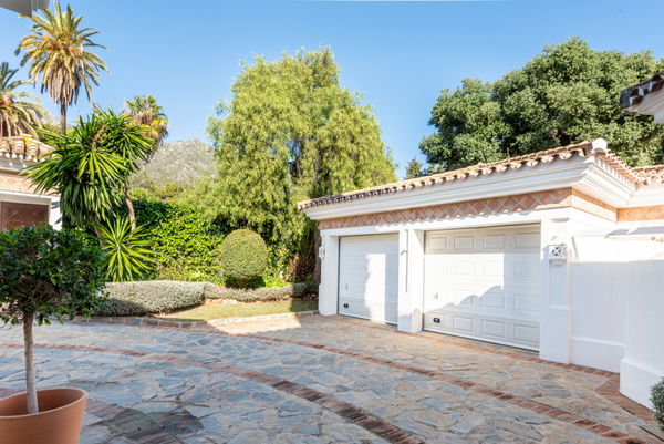 Elegant villa with Andalusian style in Sierra Blanca