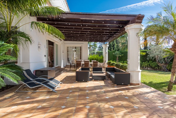 Elegant villa with Andalusian style in Sierra Blanca