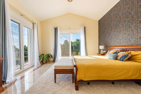 Elegant villa with Andalusian style in Sierra Blanca