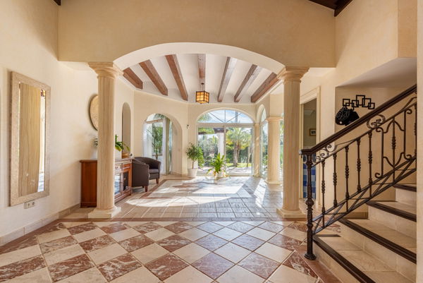 Elegant villa with Andalusian style in Sierra Blanca