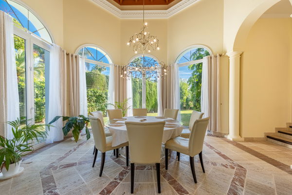 Elegant villa with Andalusian style in Sierra Blanca