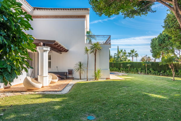 Elegant villa with Andalusian style in Sierra Blanca
