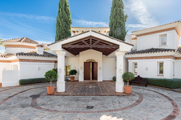 Elegant villa with Andalusian style in Sierra Blanca