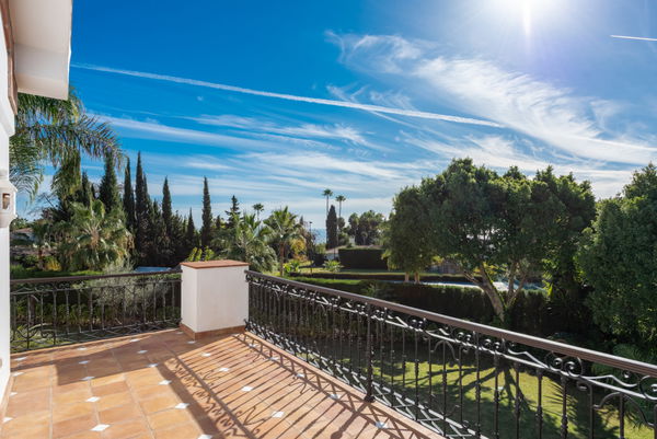 Elegant villa with Andalusian style in Sierra Blanca
