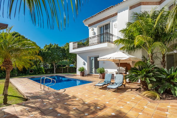 Elegant villa with Andalusian style in Sierra Blanca