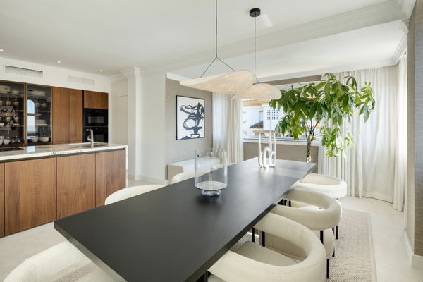 Distinguished penthouse with sea and mountain views in a secured community in Nagüeles Costa, Marbella Golden Mile