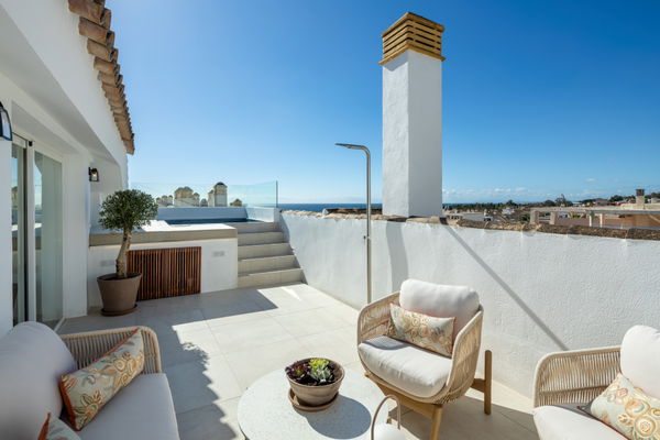 Distinguished penthouse with sea and mountain views in a secured community in Nagüeles Costa, Marbella Golden Mile
