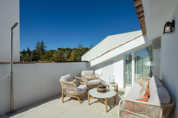 Distinguished penthouse with sea and mountain views in a secured community in Nagüeles Costa, Marbella Golden Mile