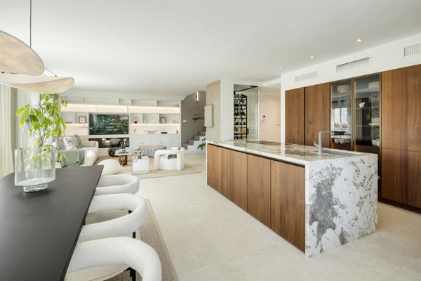 Distinguished penthouse with sea and mountain views in a secured community in Nagüeles Costa, Marbella Golden Mile