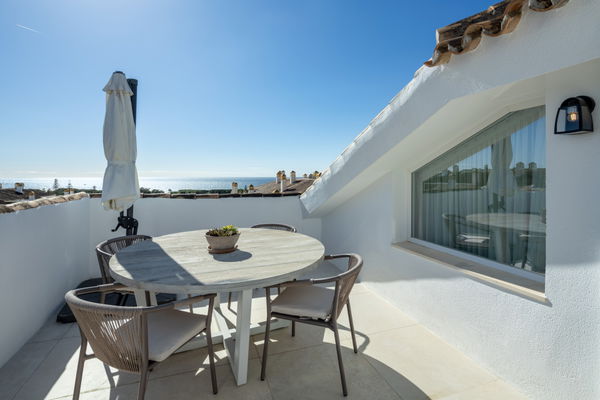 Distinguished penthouse with sea and mountain views in a secured community in Nagüeles Costa, Marbella Golden Mile