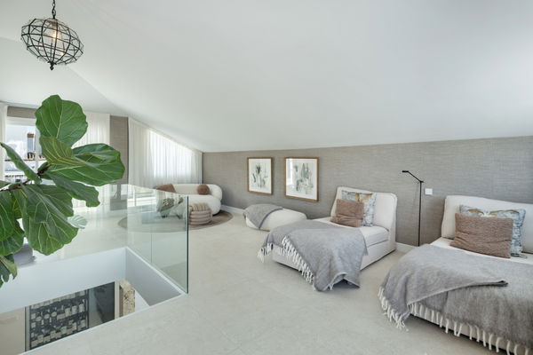 Distinguished penthouse with sea and mountain views in a secured community in Nagüeles Costa, Marbella Golden Mile