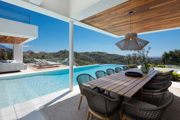 Villa with open panoramic views to the sea, in Real de La Quinta, Benahavis