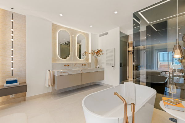 Contemporary seafront penthouse with rooftop terrace in Bahía del Velerín, Estepona