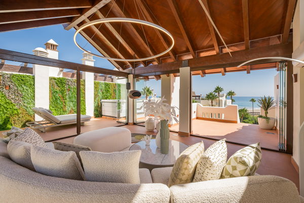 Contemporary seafront penthouse with rooftop terrace in Bahía del Velerín, Estepona