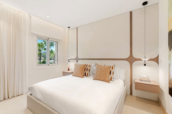 Contemporary seafront penthouse with rooftop terrace in Bahía del Velerín, Estepona