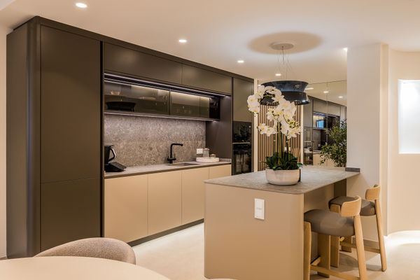 Contemporary seafront penthouse with rooftop terrace in Bahía del Velerín, Estepona