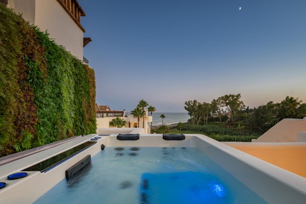 Contemporary seafront penthouse with rooftop terrace in Bahía del Velerín, Estepona