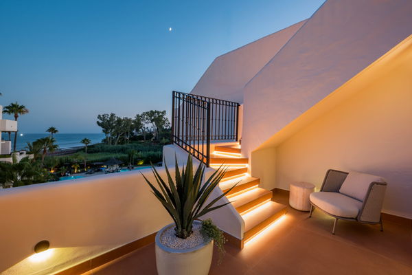Contemporary seafront penthouse with rooftop terrace in Bahía del Velerín, Estepona
