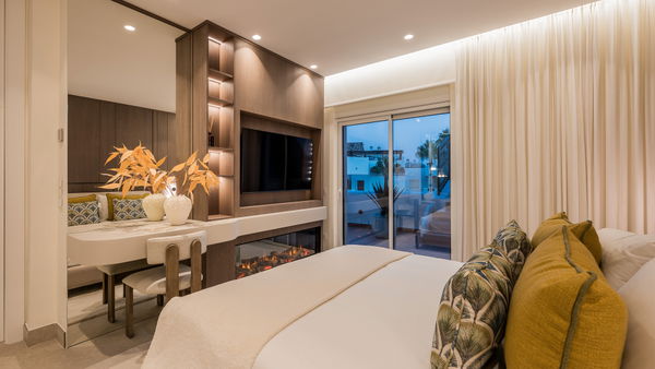 Contemporary seafront penthouse with rooftop terrace in Bahía del Velerín, Estepona