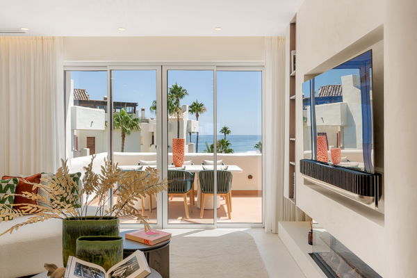 Contemporary seafront penthouse with rooftop terrace in Bahía del Velerín, Estepona