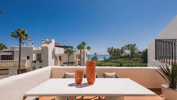 Contemporary seafront penthouse with rooftop terrace in Bahía del Velerín, Estepona