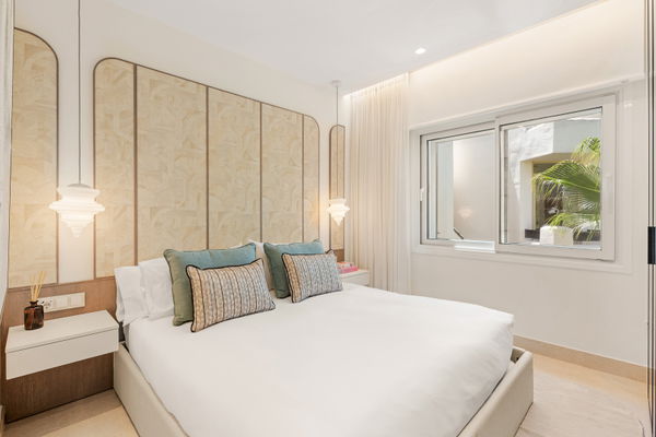 Contemporary seafront penthouse with rooftop terrace in Bahía del Velerín, Estepona