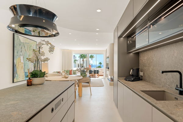 Contemporary seafront penthouse with rooftop terrace in Bahía del Velerín, Estepona