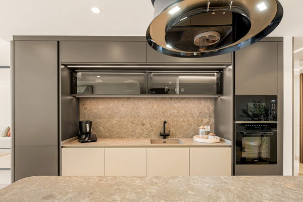 Contemporary seafront penthouse with rooftop terrace in Bahía del Velerín, Estepona