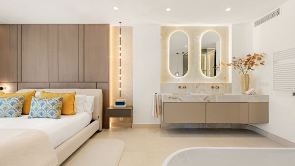Contemporary seafront penthouse with rooftop terrace in Bahía del Velerín, Estepona