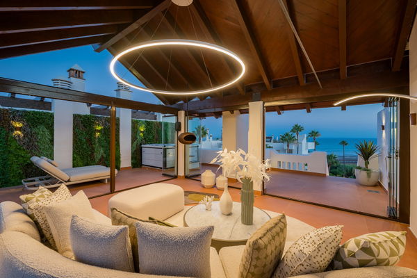 Contemporary seafront penthouse with rooftop terrace in Bahía del Velerín, Estepona