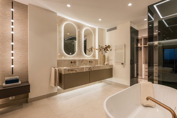 Contemporary seafront penthouse with rooftop terrace in Bahía del Velerín, Estepona