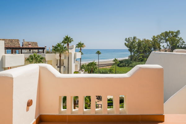 Contemporary seafront penthouse with rooftop terrace in Bahía del Velerín, Estepona
