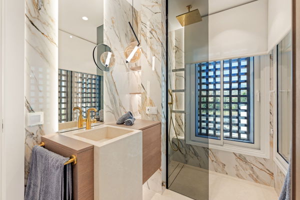 Contemporary seafront penthouse with rooftop terrace in Bahía del Velerín, Estepona