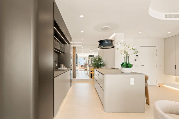 Contemporary seafront penthouse with rooftop terrace in Bahía del Velerín, Estepona