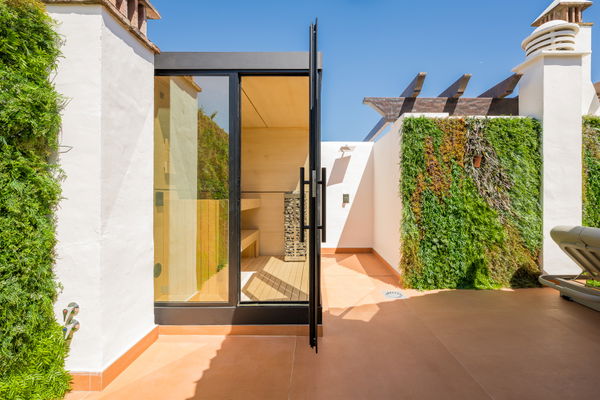 Contemporary seafront penthouse with rooftop terrace in Bahía del Velerín, Estepona