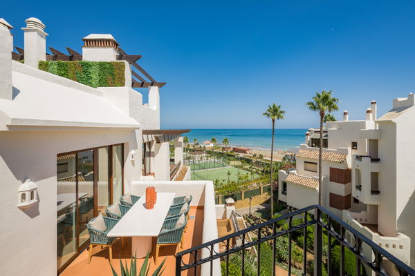 Contemporary seafront penthouse with rooftop terrace in Bahía del Velerín, Estepona