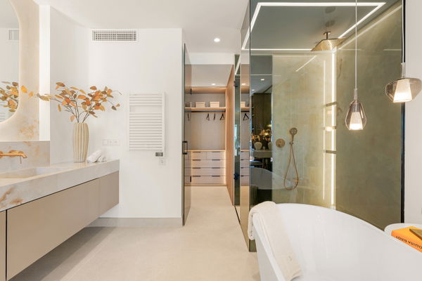 Contemporary seafront penthouse with rooftop terrace in Bahía del Velerín, Estepona