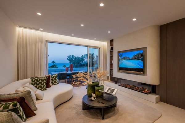 Contemporary seafront penthouse with rooftop terrace in Bahía del Velerín, Estepona