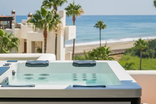 Contemporary seafront penthouse with rooftop terrace in Bahía del Velerín, Estepona