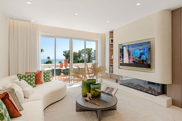 Contemporary seafront penthouse with rooftop terrace in Bahía del Velerín, Estepona