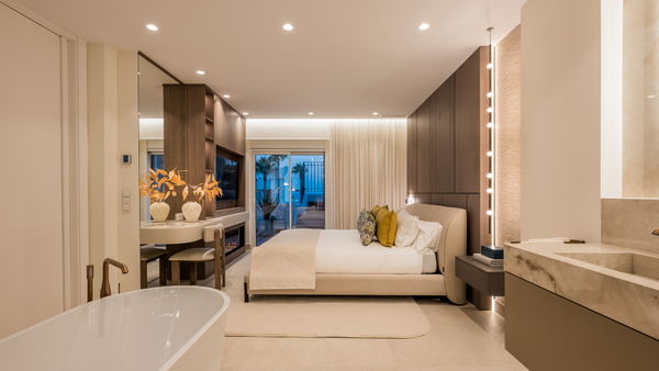 Contemporary seafront penthouse with rooftop terrace in Bahía del Velerín, Estepona