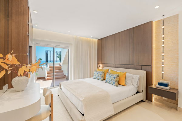 Contemporary seafront penthouse with rooftop terrace in Bahía del Velerín, Estepona