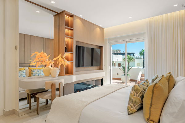 Contemporary seafront penthouse with rooftop terrace in Bahía del Velerín, Estepona