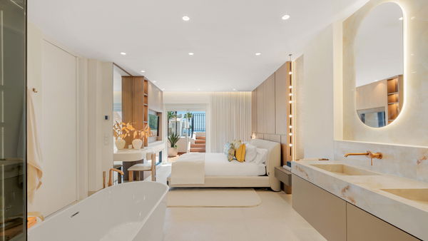 Contemporary seafront penthouse with rooftop terrace in Bahía del Velerín, Estepona