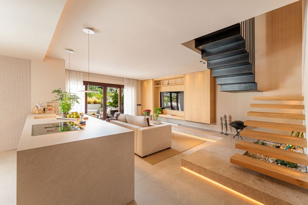 Elegant Renovated Duplex in Marbella’s Prestigious Golden Mile