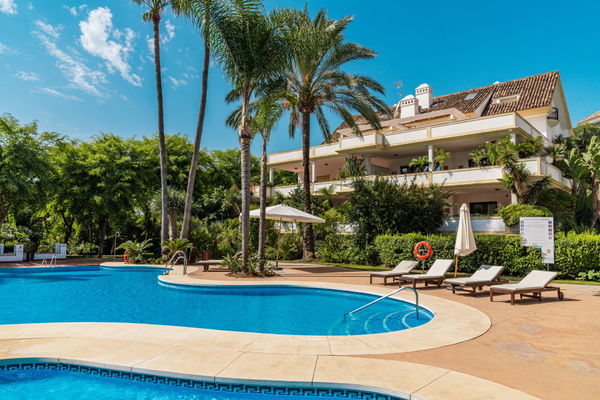 Elegant Renovated Duplex in Marbella’s Prestigious Golden Mile